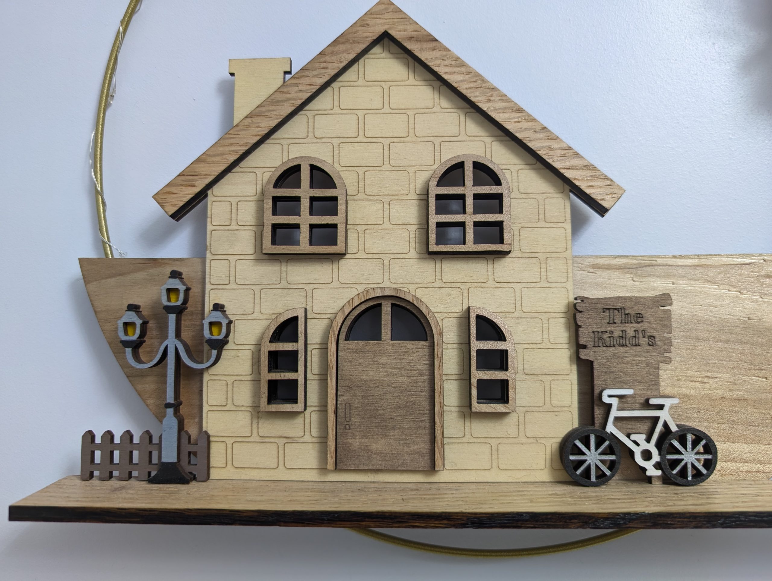 Wall Mounted Wreath with LED House Ornament - Image 9